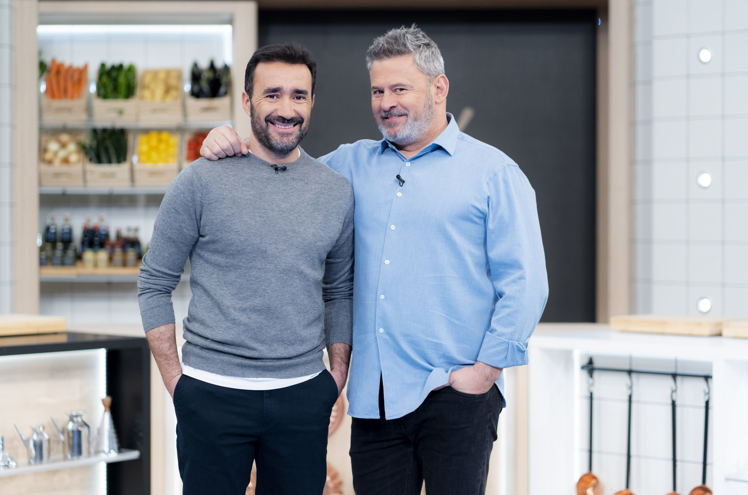 Miki Nadal e Juanma Castaño colocaram os seus aventais para apresentar ‘Cinco Tenedores’, um programa com entrevistas na cozinha.