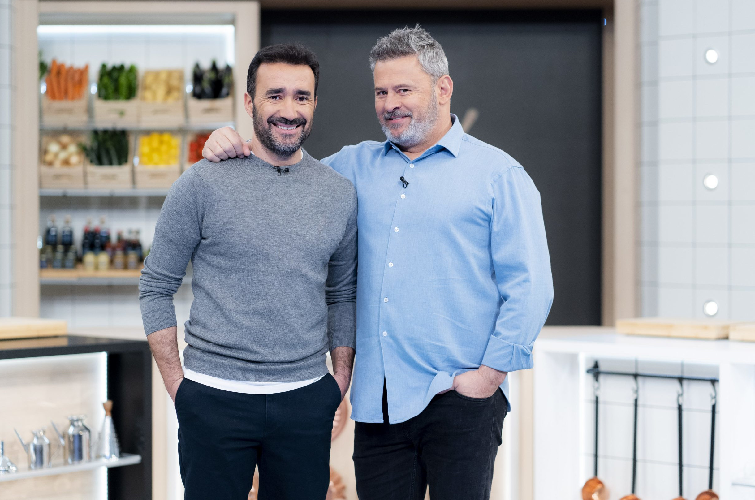 Miki Nadal and Juanma Castaño put on their aprons to present ‘Cinco Tenedores’, a programme with interviews in the kitchen.